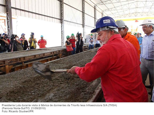 Presidente Lula durante visita à fábrica de dormentes da Triunfo Iesa Infraestrutura SA (TIISA) 