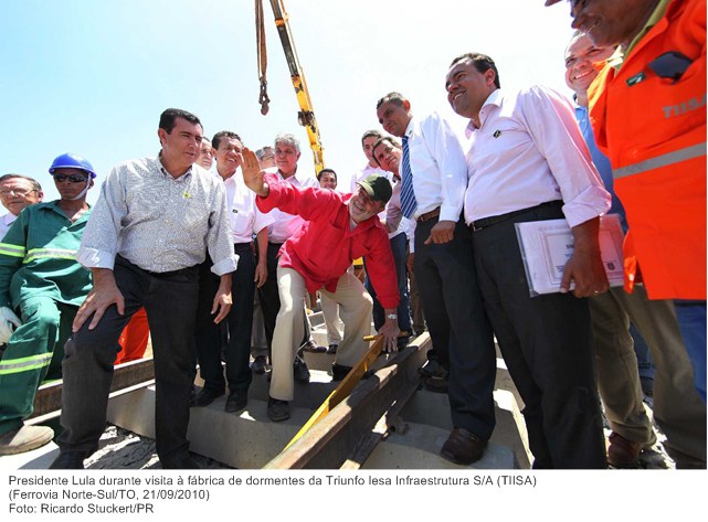 Presidente Lula durante visita à fábrica de dormentes da Triunfo Iesa Infraestrutura SA (TIISA) 