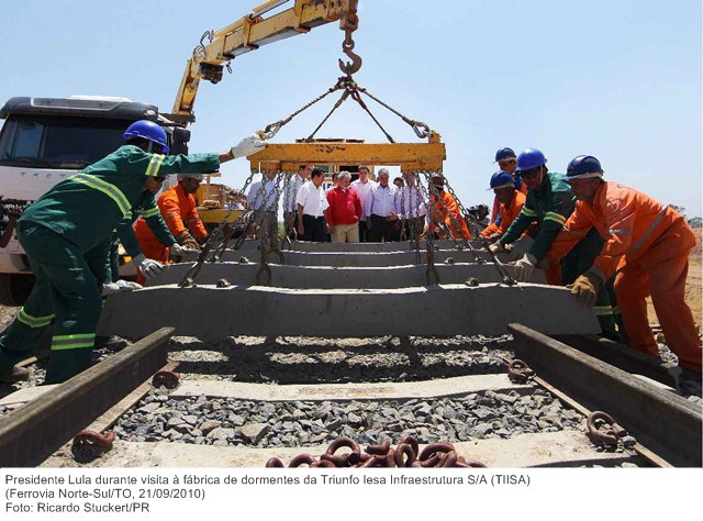 Presidente Lula durante visita à fábrica de dormentes da Triunfo Iesa Infraestrutura SA (TIISA) (3)