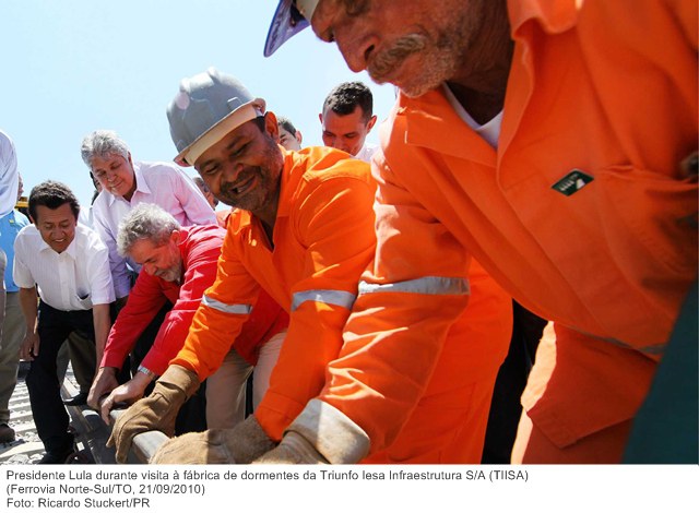Presidente Lula durante visita à fábrica de dormentes da Triunfo Iesa Infraestrutura SA (TIISA) 