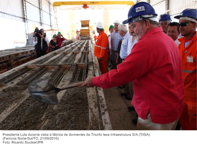Presidente Lula durante visita à fábrica de dormentes da Triunfo Iesa Infraestrutura SA (TIISA)