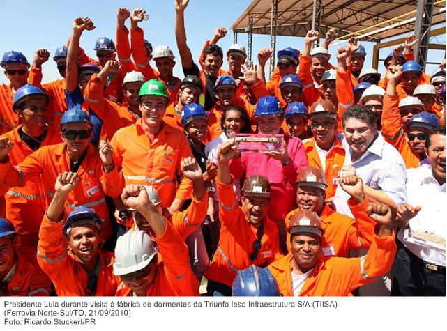 Presidente Lula durante visita à fábrica de dormentes da Triunfo Iesa Infraestrutura SA (TIISA) .