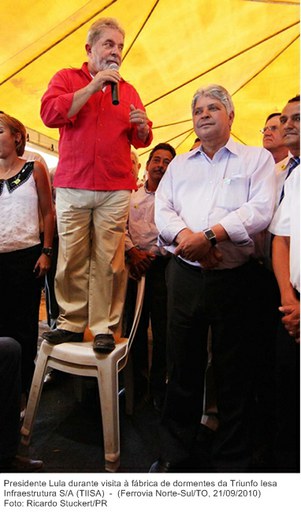 Presidente Lula durante visita à fábrica de dormentes da Triunfo Iesa Infraestrutura SA.