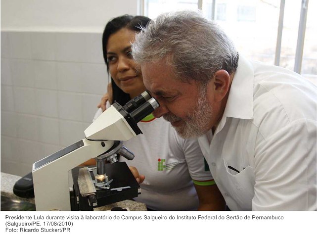 Presidente Lula durante visita à laboratório do Campus Salgueiro do Instituto Federal do Sertão de Pernambuco