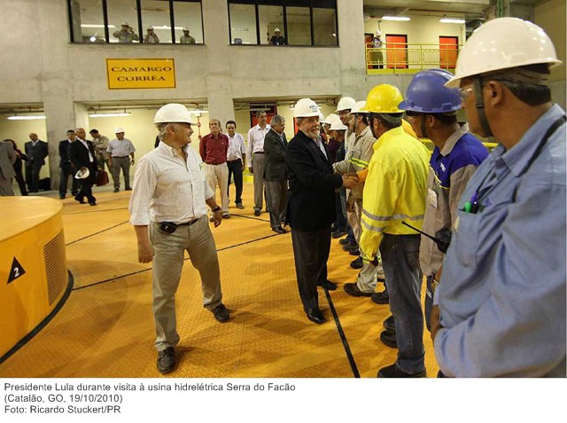 Presidente Lula durante visita à usina hidrelétrica Serra do Facão