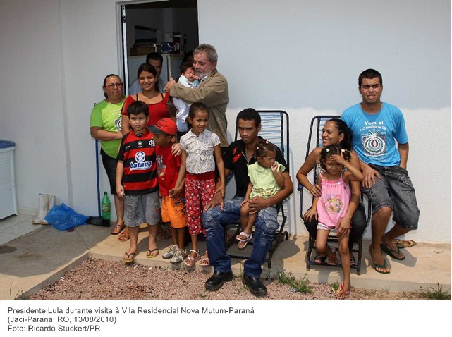 Presidente Lula durante visita à Vila Residencial Nova Mutum-Paraná.