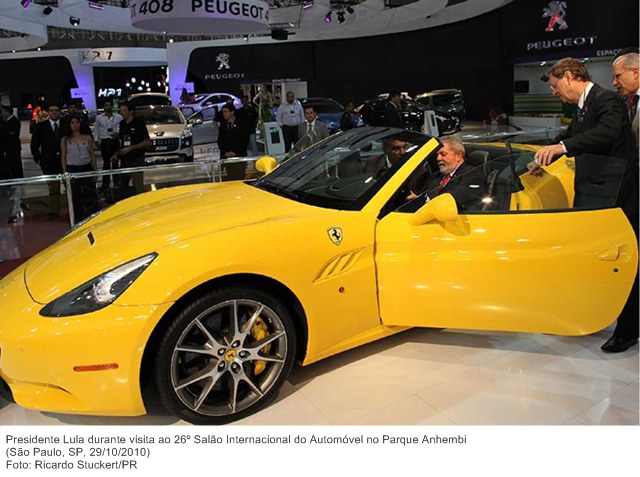 Presidente Lula durante visita ao 26º Salão Internacional do Automóvel no Parque Anhembi .