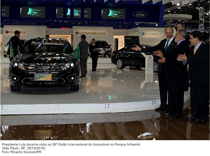 Presidente Lula durante visita ao 26º Salão Internacional do Automóvel no Parque Anhembi .