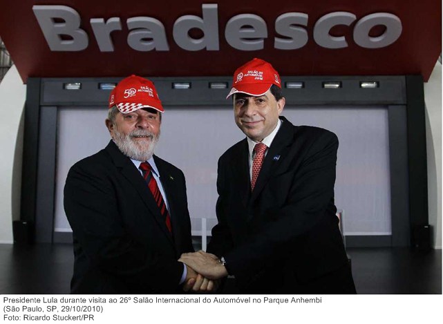 Presidente Lula durante visita ao 26º Salão Internacional do Automóvel no Parque Anhembi.