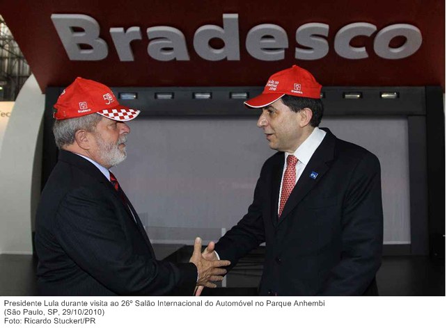 Presidente Lula durante visita ao 26º Salão Internacional do Automóvel no Parque Anhembi.