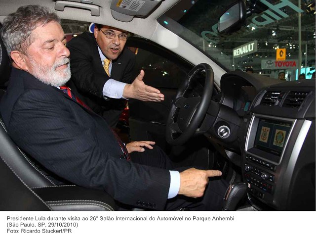 Presidente Lula durante visita ao 26º Salão Internacional do Automóvel no Parque Anhembi .