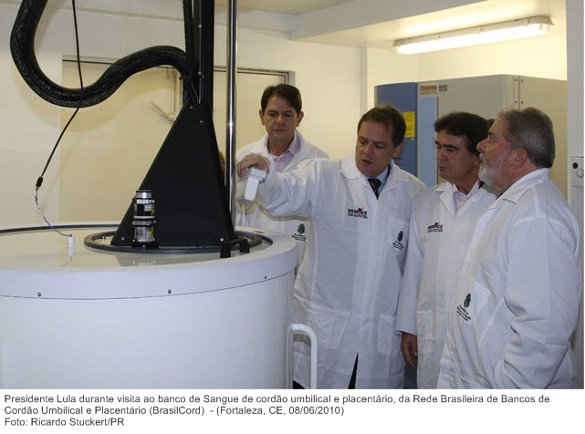 Presidente Lula durante visita ao banco de Sangue de cordão umbilical e placentário, da Rede Brasileira de Bancos de Cordão Umbilical e Placentário (BrasilCord)