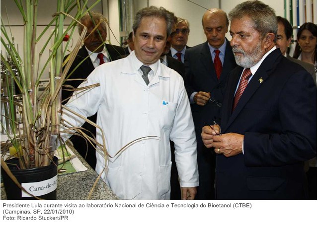 Presidente Lula durante visita ao laboratório Nacional de Ciência e Tecnologia do Bioetanol (CTBE)