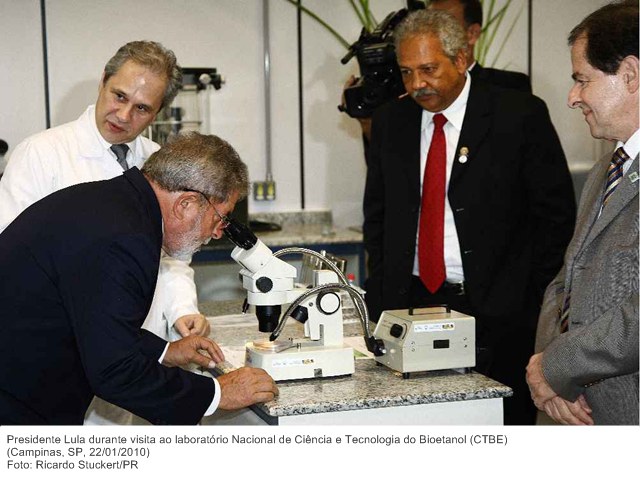Presidente Lula durante visita ao laboratório Nacional de Ciência e Tecnologia do Bioetanol (CTBE) 