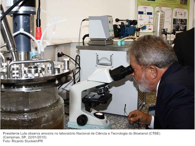 Presidente Lula durante visita ao Laboratório Nacional de Ciência e Tecnologia do Bioetanol (CTBE).
