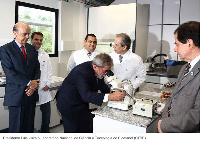 Presidente Lula durante visita ao Laboratório Nacional de Ciência e Tecnologia do Bioetanol (CTBE).
