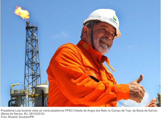 Presidente Lula durante visita ao navio-plataforma FPSO Cidade de Angra dos Reis no Campo de Tupi, da Bacia de Santos.