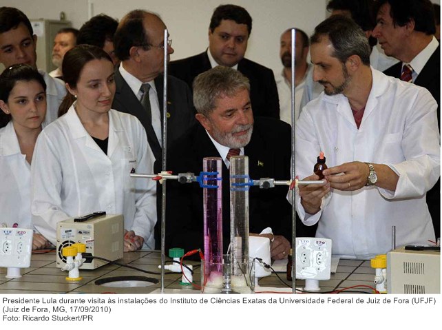 Presidente Lula durante visita às instalações do Instituto de Ciências Exatas da Universidade Federal de Juiz de Fora (UFJF).