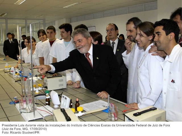 Presidente Lula durante visita às instalações do Instituto de Ciências Exatas da Universidade Federal de Juiz de Fora