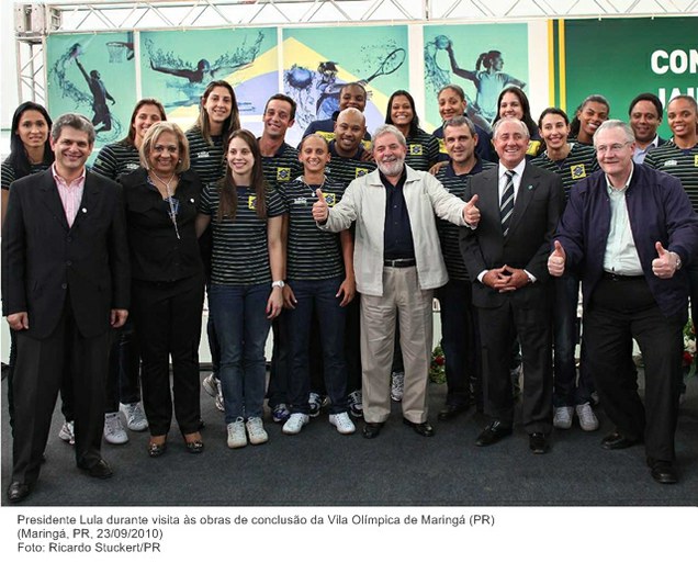 Presidente Lula durante visita às obras de conclusão da Vila Olímpica de Maringá (PR).