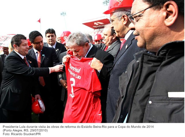 Presidente Lula durante visita às obras de reforma do Estádio Beira-Rio para a Copa do Mundo de 2014 