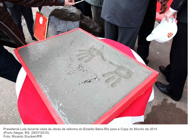 Presidente Lula durante visita às obras de reforma do Estádio Beira-Rio para a Copa do Mundo de 2014