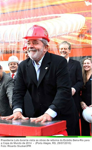 Presidente Lula durante visita as obras de reforma do Estádio Beira-Rio para a Copa do Mundo de 2014
