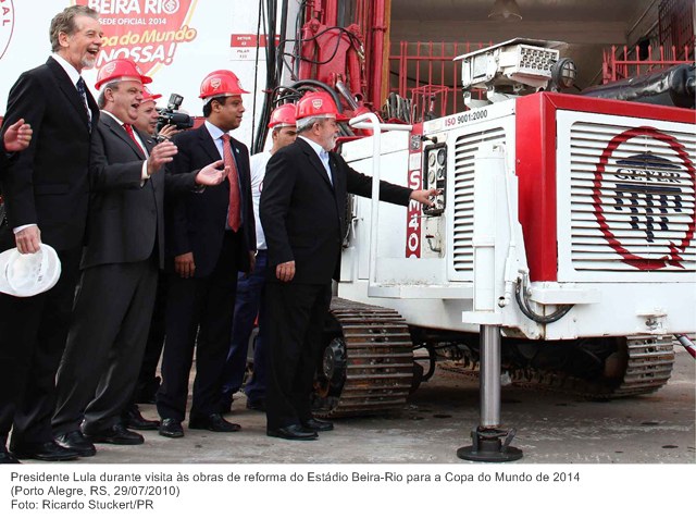 Presidente Lula durante visita às obras de reforma do Estádio Beira-Rio para a Copa do Mundo de 2014.