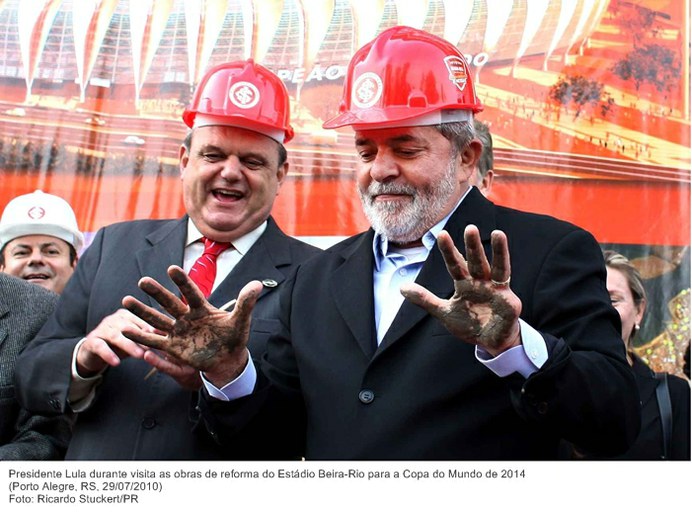 Presidente Lula durante visita as obras de reforma do Estádio Beira-Rio para a Copa do Mundo de 2014 
