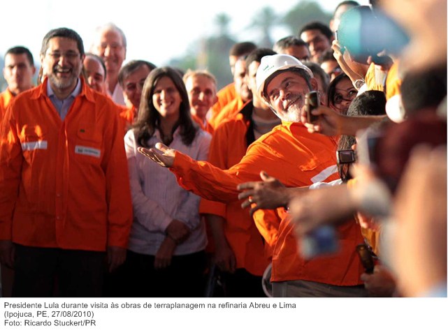 Presidente Lula durante visita às obras de terraplanagem na refinaria Abreu e Lima 