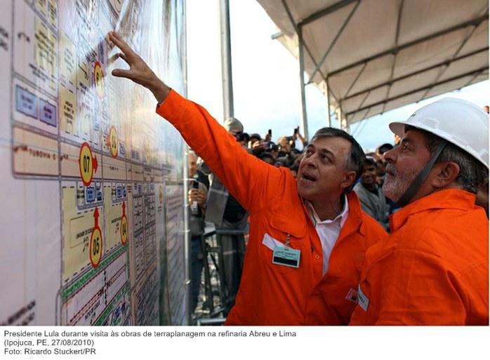 Presidente Lula durante visita às obras de terraplanagem na refinaria Abreu e Lima.