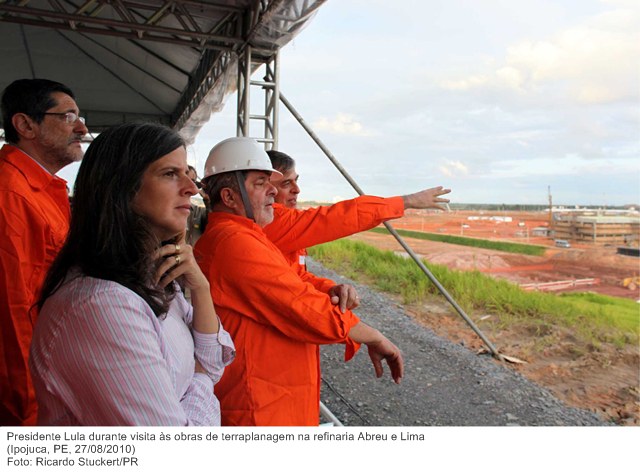 Presidente Lula durante visita às obras de terraplanagem na refinaria Abreu e Lima 
