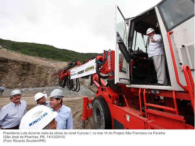Presidente Lula durante visita às obras do túnel Cuncas I, no lote 14 do Projeto São Francisco na Paraíba.