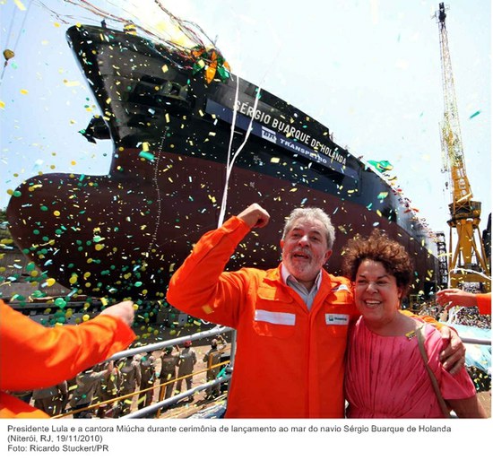 Presidente Lula e a cantora Miúcha durante cerimônia de lançamento ao mar do navio Sérgio Buarque de Holanda 