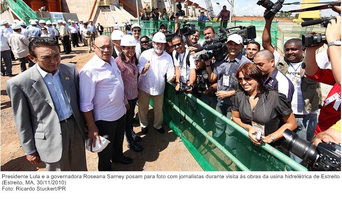 Presidente Lula e a governadora Roseana Sarney posam para foto com jornalistas durante visita às obras da usina hidrelétrica de Estreito.
