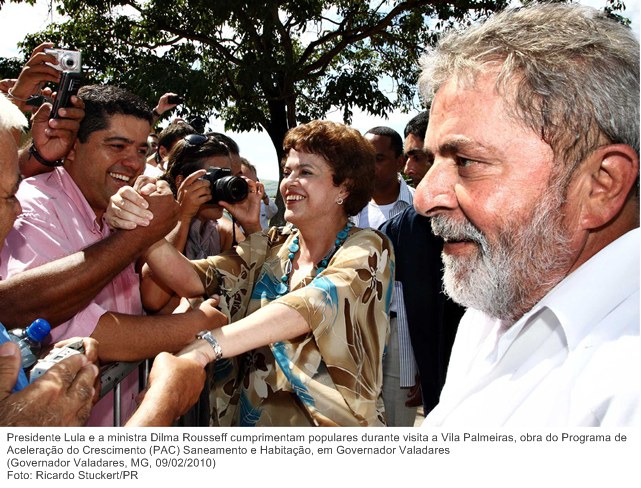Presidente Lula e a ministra Dilma Rousseff cumprimentam populares durante visita a Vila Palmeiras, obra do (PAC) Saneamento e Habitação, em Governador Valadares.