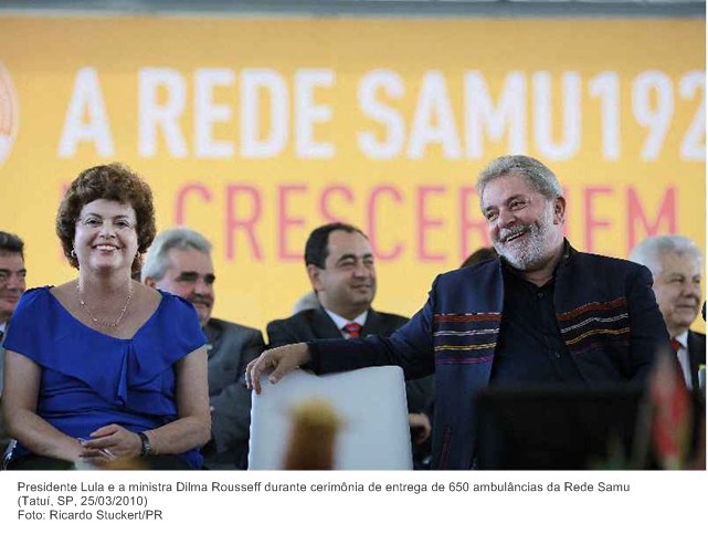 Presidente Lula e a ministra Dilma Rousseff durante cerimônia de entrega de 650 ambulâncias da Rede Samu.