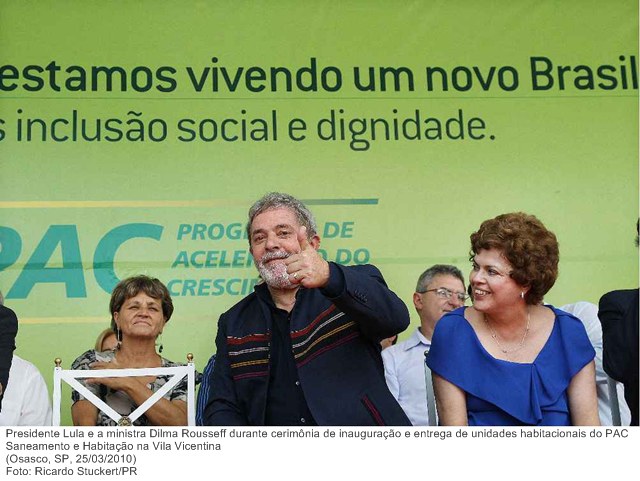 Presidente Lula e a ministra Dilma Rousseff durante cerimônia de inauguração e entrega de unidades habitacionais do PAC Saneamento e Habitação na Vila Vicentina.