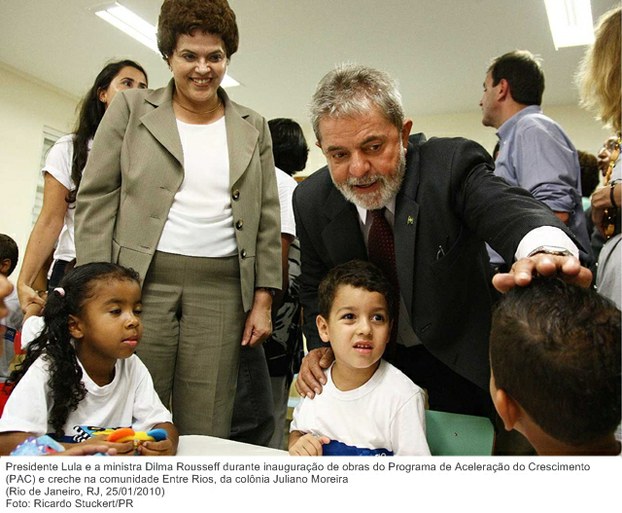 Presidente Lula e a ministra Dilma Rousseff durante inauguração de obras do Programa de Aceleração do Crescimento (PAC) e creche na comunidade Entre Rios, da colônia Juliano Moreira.