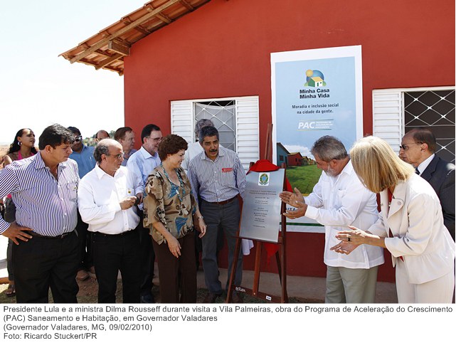 Presidente Lula e a ministra Dilma Rousseff durante visita a Vila Palmeiras, obra do Programa de Aceleração do Crescimento (PAC) Saneamento e Habitação, em Governador Valadares.