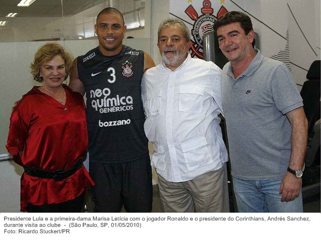 Presidente Lula e a primeira-dama Marisa Letícia com o jogador Ronaldo e o presidente do Corinthians, Andrés Sanchez, durante visita ao clube.