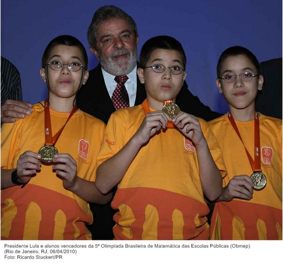Presidente Lula e alunos vencedores da 5ª Olimpíada Brasileira de Matemática das Escolas Públicas (Obmep).