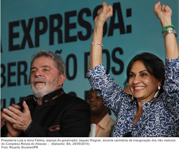Presidente Lula e dona Fátima, esposa do governador Jaques Wagner, durante cerimônia de inauguração dos três viadutos do Complexo Rótula do Abacaxi.