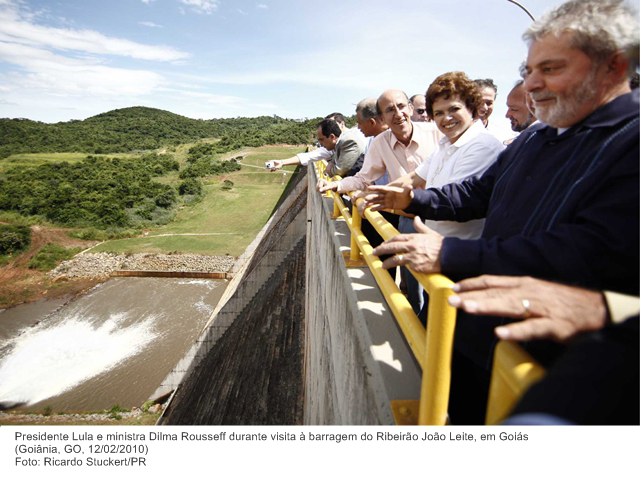 Presidente Lula e ministra Dilma Rousseff durante visita à barragem do Ribeirão João Leite, em Goiás.