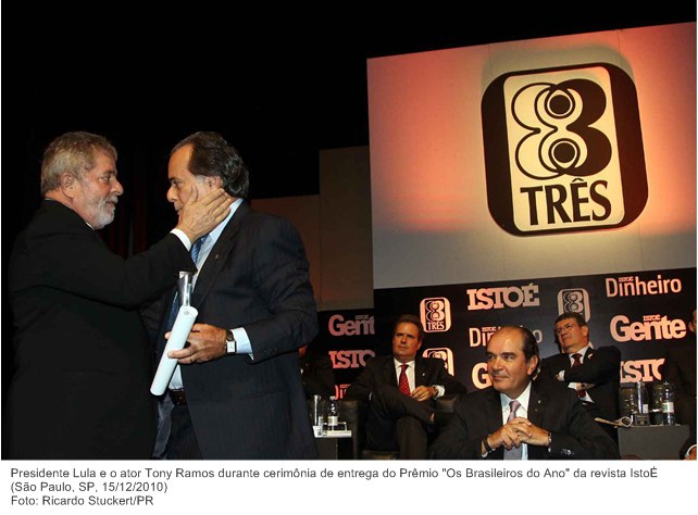Presidente Lula e o ator Tony Ramos durante cerimônia de entrega do Prêmio Os Brasileiros do Ano da revista IstoÉ.