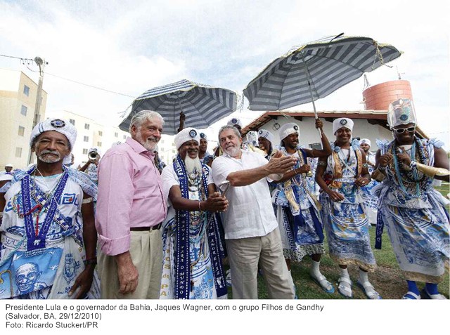Presidente Lula e o governador da Bahia, Jaques Wagner, com o grupo Filhos de Gandhy 