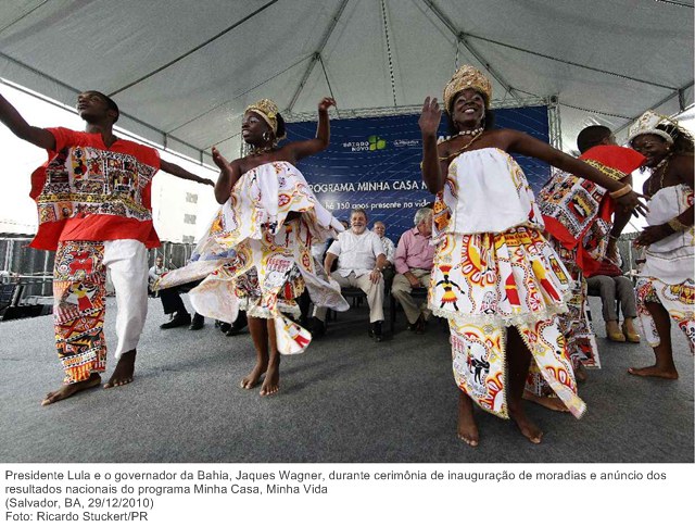 Presidente Lula e o governador da Bahia, Jaques Wagner, durante cerimônia de inauguração de moradias e anúncio dos resultados nacionais do programa Minha Casa, Minha Vida .