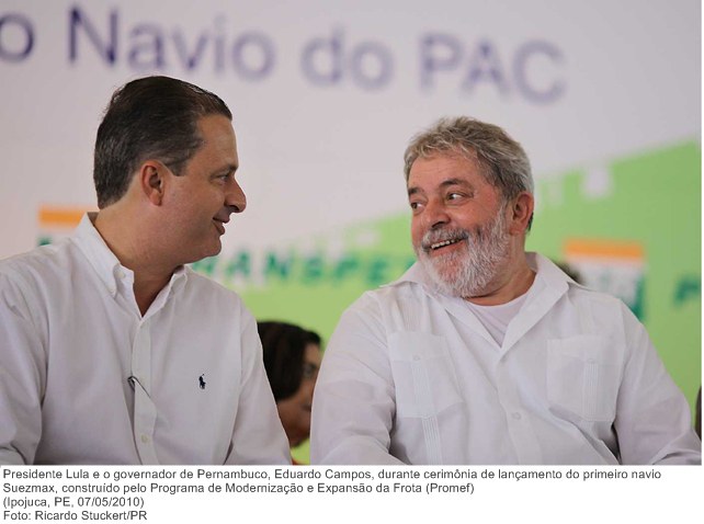 Presidente Lula e o governador de Pernambuco, Eduardo Campos, durante cerimônia de lançamento do primeiro navio Suezmax, construído pelo Programa de Modernização e Expansão da Frota (Promef).