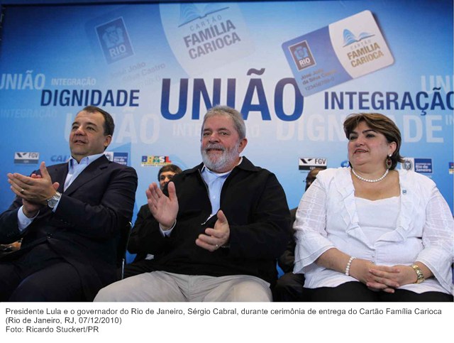 Presidente Lula e o governador do Rio de Janeiro, Sérgio Cabral, durante cerimônia de entrega do Cartão Família Carioca.