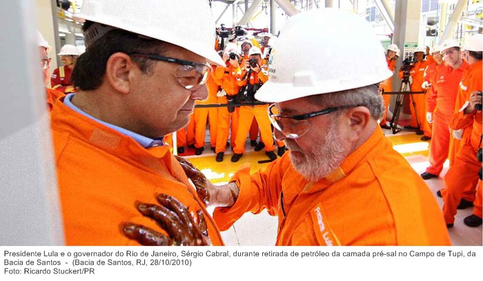 Presidente Lula e o governador do Rio de Janeiro, Sérgio Cabral, durante retirada de petróleo da camada pré-sal no Campo de Tupi, da Bacia de Santos.